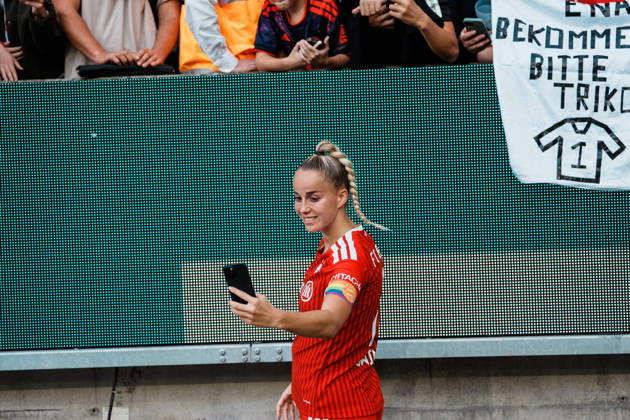 Deutschland, Fußball DFB - Pokal Frauen 2026 2027, 1. Runde - Borussia Mönchengladbach vs FC Bayern München (ista - Borussia - Park): Sieg, Jubeln, Feiern, Fans, Gewinn, Emotionen, Giulia Gwinn (Bayern München, 7) Unterschreibt bei Fans, Schilder, Hype, Nationalspielerin, Star, Selfie Copyright: xThiemoxRudolphx
