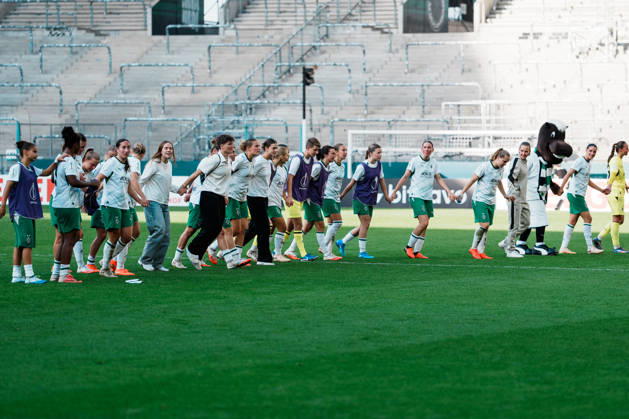 Deutschland, Fußball DFB - Pokal Frauen 2026 2027, 1. Runde - Borussia Mönchengladbach vs FC Bayern München (ista - Borussia - Park): Gladbach feiert trotz Niederlage, Stolz, Freude, Emotionen, Support Copyright: xThiemoxRudolphx