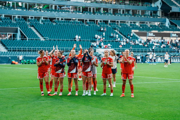 Deutschland, Fußball DFB - Pokal Frauen 2026 2027, 1. Runde - Borussia Mönchengladbach vs FC Bayern München (ista - Borussia - Park): Bayer feiern mit Fans, Sieg, Jubeln, Feiern, Fans, Gewinn, Emotionen Copyright: xThiemoxRudolphx