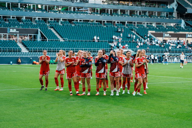 Deutschland, Fußball DFB - Pokal Frauen 2026 2027, 1. Runde - Borussia Mönchengladbach vs FC Bayern München (ista - Borussia - Park): Bayer feiern mit Fans, Sieg, Jubeln, Feiern, Fans, Gewinn, Emotionen Copyright: xThiemoxRudolphx