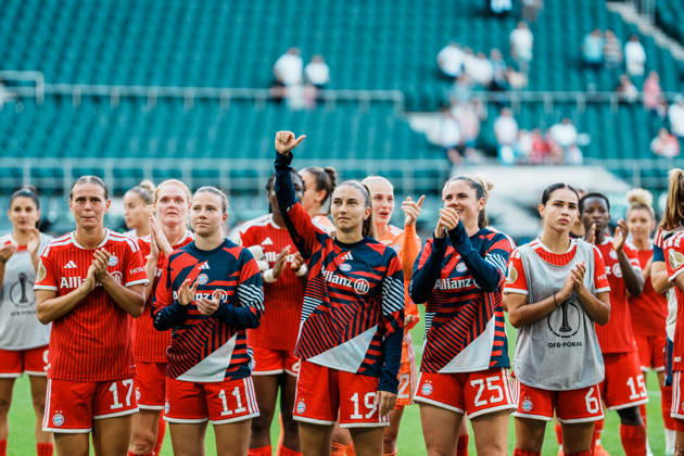 Deutschland, Fußball DFB - Pokal Frauen 2026 2027, 1. Runde - Borussia Mönchengladbach vs FC Bayern München (ista - Borussia - Park): Bayer feiern mit Fans, Sieg, Jubeln, Feiern, Fans, Gewinn, Emotionen, Katharina Naschenweng (Bayern München, 19), Sarah Mattner-Trembleau (Bayern München, 11), Klara Bühl (Bayern München, 17) Copyright: xThiemoxRudolphx