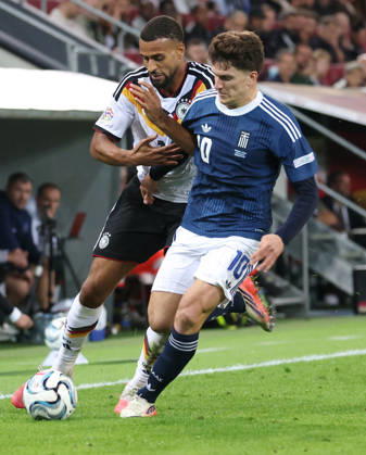 2026.09.27, Deutschland, Augsburg Fußball Länderspiel Deutschland vs. Griechenland, v.l. Josha Vagnoman (GER), Christos Tzolis (Griechenland)