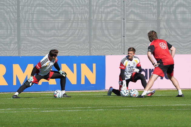 Torwart Goalie Jonas Urbig (Deutschland Germany), Torwart Goalie Finn Dahmen (Deutschland, Germany) mit Torwarttrainer Stefan Wessels (Deutschland Germany) - Herzo Base 30.09.2026: Deutsche Nationalmannschaft Nations League Vorbereitung, Home Ground, HerzoBase, World of Adidas, Herzogenaurach