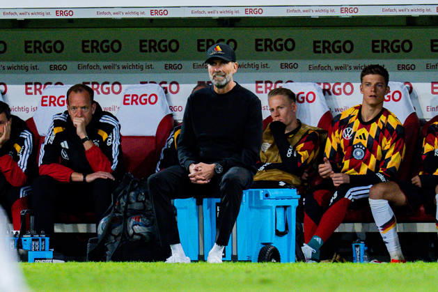 Nations League, Gruppe A, 2. Spieltag, Deutschland vs. Griechenland am 27.09.2026 in der WWK Arena in Augsburg Jürgen Klopp (Deutschland) sitzt auf der Getränkebox, im Hintergrund Chris Führich und Finn Dahmen Copyright: xBahhoxKarax