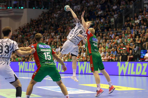 30.09.2026, xgox, Handball Opel HBL, SC Magdeburg - THW Kiel emspor, v.l. Eric Johansson (Kiel, 21) wirft Tor, Torschuetze, erzielt Tor, Treffer, scores the goal Magdeburg