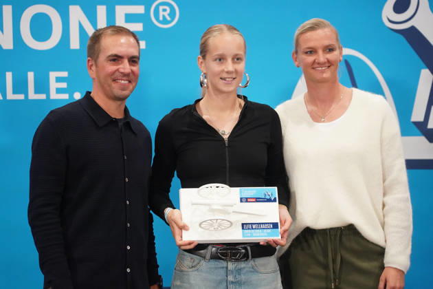 Preisverleihung der Torjägerkanone für Alle des Kicker und DFB mit Alexandra Popp und Philipp Lahm an Elfi Wellhausen - München 01.10.2026: Deutschland vs. Serbien, UEFA Nations League, 3. Spieltag, Allianz Arena