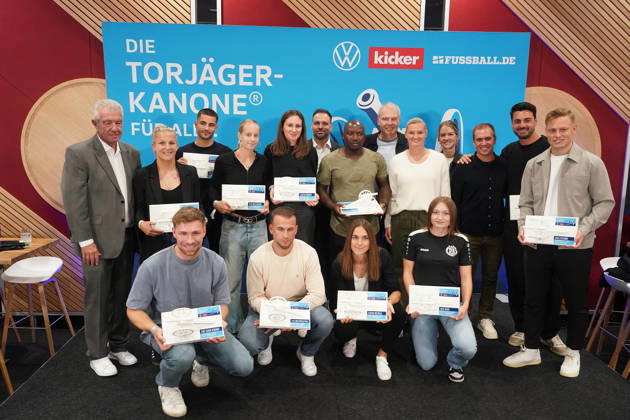 Preisträger der Torjägerkanone für Alle des Kicker und DFB mit Alexandra Popp und Philipp Lahm - München 01.10.2026: Deutschland vs. Serbien, UEFA Nations League, 3. Spieltag, Allianz Arena