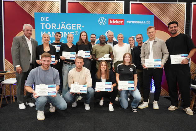 Preisträger der Torjägerkanone für Alle des Kicker und DFB mit Alexandra Popp und Philipp Lahm - München 01.10.2026: Deutschland vs. Serbien, UEFA Nations League, 3. Spieltag, Allianz Arena
