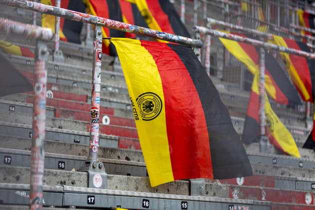 Fussball: UEFA Nations League 2026 - 2027, 3. Spieltag - Deutschland vs Serbien - Allianz-Arena (München) : Fahnen von den Fans Copyright: xMichellexLukax