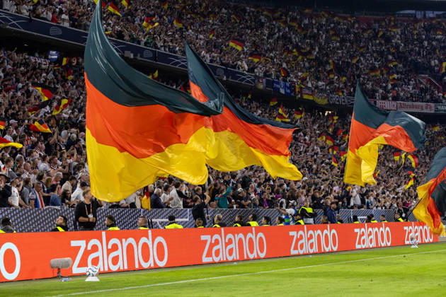 Fussball: UEFA Nations League 2026 - 2027, 3. Spieltag - Deutschland vs Serbien - Allianz-Arena (München) : Torjubel nach dem Tor zum 1:0 für Deutschland durch Torschütze Tom Bischof (Deutschland, 8), Fahnen Copyright: xMichellexLukax