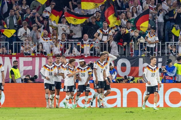 Fussball: UEFA Nations League 2026 - 2027, 3. Spieltag - Deutschland vs Serbien - Allianz-Arena (München) : Torjubel nach dem Tor zum 1:0 für Deutschland durch Torschütze Tom Bischof (Deutschland, 8), Philipp Treu (Deutschland, 13), Serge Gnabry (Deutschland, 20), Florian Wirtz (Deutschland, 17) Maximilian Mittelstädt (Deutschland, 18), Copyright: xMichellexLukax