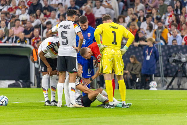 Fussball: UEFA Nations League 2026 - 2027, 3. Spieltag - Deutschland vs Serbien - Allianz-Arena (München) : Waldemar Anton (Deutschland, 3) verletzt am Boden, Aleksandar Pavlovic (Deutschland, 5), Jonas Urig (Deutschland, 1) Copyright: xMichellexLukax
