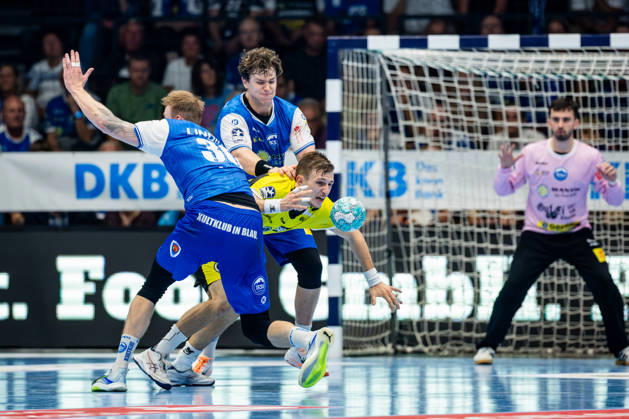01.10.2026, GER, Handball, Maenner, Saison 26 27, Opel 1.Bl, 7.Spieltag, ThSV Eisenach - TVB Stuttgart Dominik Solak (ThSV Eisenach,30), Simone Mengon (TVB Stuttgart), Tillman Leu (ThSV Eisenach,99) 99817 Eisenach Werner-Assmann-Halle Am Sportp Thueringen Deutschland