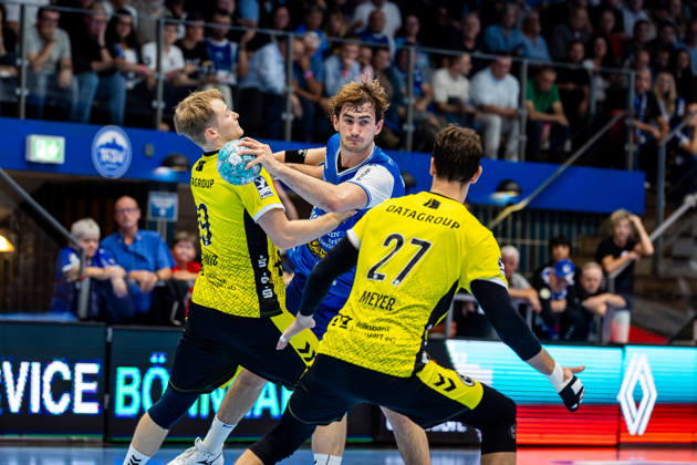 01.10.2026, GER, Handball, Maenner, Saison 26 27, Opel 1.Bl, 7.Spieltag, ThSV Eisenach - TVB Stuttgart Linus Schmid (TVB Stuttgart), Stephan Seitz (ThSV Eisenach,44), Philipp Meyer (TVB Stuttgart) 99817 Eisenach Werner-Assmann-Halle Am Sportp Thueringen Deutschland