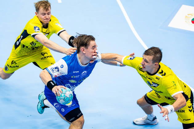 01.10.2026, GER, Handball, Maenner, Saison 26 27, Opel 1.Bl, 7.Spieltag, ThSV Eisenach - TVB Stuttgart Torben Matzken (TVB Stuttgart), Felix Aellen (ThSV Eisenach,22), Simone Mengon (TVB Stuttgart) 99817 Eisenach Werner-Assmann-Halle Am Sportp Thueringen Deutschland