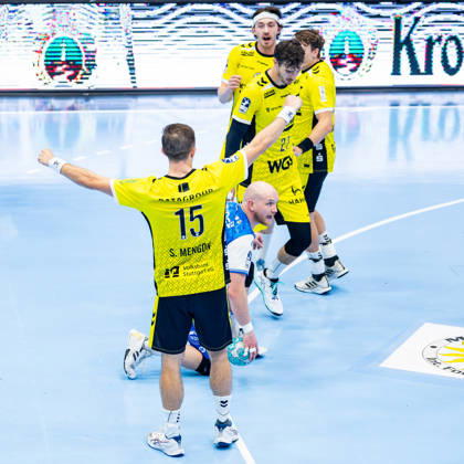01.10.2026, GER, Handball, Maenner, Saison 26 27, Opel 1.Bl, 7.Spieltag, ThSV Eisenach - TVB Stuttgart Peter Walz (ThSV Eisenach,14) in mitten seiner Gegenspieler Simone Mengon (TVB Stuttgart), Philipp Meyer (TVB Stuttgart) 99817 Eisenach Werner-Assmann-Halle Am Sportp Thueringen Deutschland