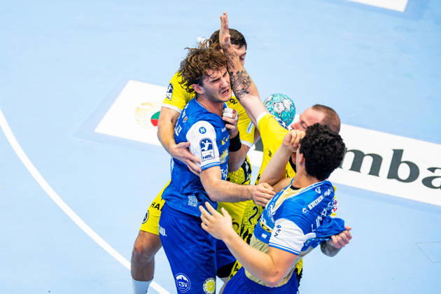 01.10.2026, GER, Handball, Maenner, Saison 26 27, Opel 1.Bl, 7.Spieltag, ThSV Eisenach - TVB Stuttgart Malte Donker (TVB Stuttgart), Stephan Seitz (ThSV Eisenach,44), Gian Attenhofer (ThSV Eisenach,11), Patrick Zieker (TVB Stuttgart) 99817 Eisenach Werner-Assmann-Halle Am Sportp Thueringen Deutschland