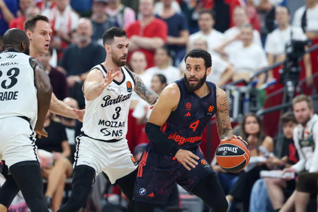Duane Washington Jr. (FC Bayern Basketball, 04) mit Ball mit Luca Vildoza (Partizan Belgrad, 03), GER, FC Bayern Basketball vs. Partizan Mozzart Bet Belgrad, Basketball, Euroleague, 3. Spieltag, Saison 2026 2027, 02.10.2026, GER, FC Bayern Basketball vs. Partizan Mozzart Bet Belgrad, Basketball, Euroleague, 3. Spieltag, Saison 2026 2027, 02.10.2026 Muenchen Copyright: xEibner-Pressefoto JennixMaulx EP_JML