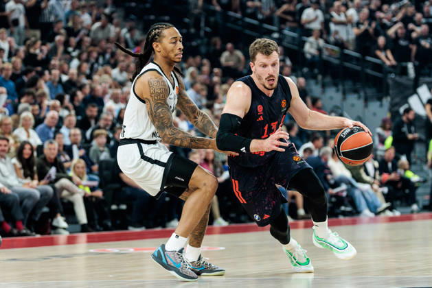 MUNICH, GERMANY - OCTOBER 02: Andreas Andi Obst (FC Bayern Muenchen, 13) controls the ball against Kyle Allman (Partizan Mozzart Bet Belgrade, 0) during the Turkish Airlines EuroLeague match between FC Bayern Muenchen vs. Partizan Mozzart Bet Belgrade at SAP Garden on round 3 of Turkish Airlines EuroLeague on October 02, 2026 in Munich, Germany. Bavaria Germany Copyright: xSteffiexWunderlx
