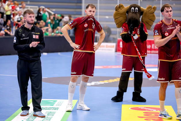 02.10.2026, 6. Spieltag der 2. Handball-Bundesliga, TuSEM Essen - SC DHfK Leipzig. Enttäuschte Gesichter nach der Niederlage gegen leipzig. Maximilian Hejny (TUSEM Essen 64) neben Maskottchen Elmar NRW Deutschland