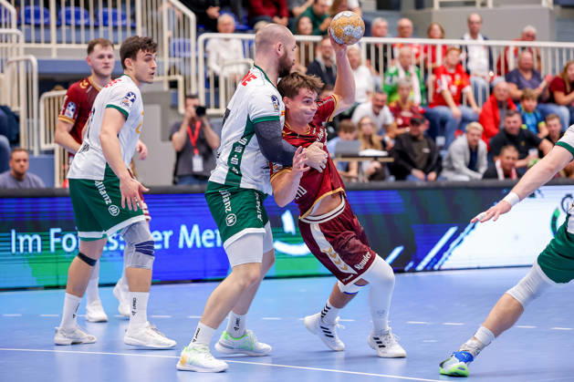 02.10.2026, 6. Spieltag der 2. Handball-Bundesliga, TuSEM Essen - SC DHfK Leipzig. Moritz Preuss (SC DHFK Leipzig 67) im Zweikampf gegen Nils Homscheid (TUSEM Essen 15) NRW Deutschland