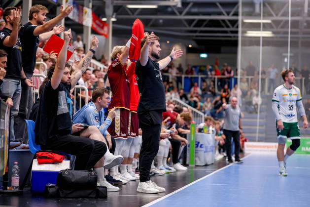 02.10.2026, 6. Spieltag der 2. Handball-Bundesliga, TuSEM Essen - SC DHfK Leipzig. Cheftrainer Kenji Hövels (TUSEM Essen hc) gestikulierend am Spielfeldrand NRW Deutschland