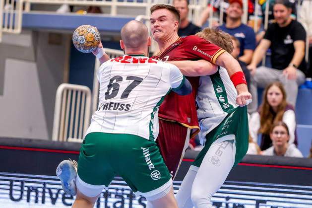 02.10.2026, 6. Spieltag der 2. Handball-Bundesliga, TuSEM Essen - SC DHfK Leipzig. Max Neuhaus (TUSEM Essen 37) wird von Moritz Preuss (SC DHFK Leipzig 67) am Kreis festgemacht NRW Deutschland