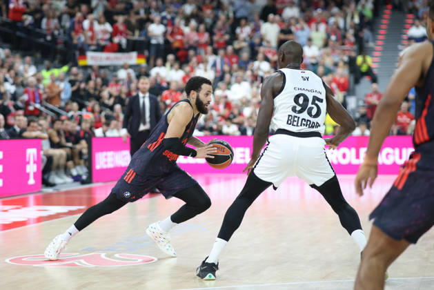 Duane Washington Jr. (FC Bayern Basketball, 04) mit Ball mit Bandja Sy (Partizan Belgrad, 95), GER, FC Bayern Basketball vs. Partizan Mozzart Bet Belgrad, Basketball, Euroleague, 3. Spieltag, Saison 2026 2027, 02.10.2026, GER, FC Bayern Basketball vs. Partizan Mozzart Bet Belgrad, Basketball, Euroleague, 3. Spieltag, Saison 2026 2027, 02.10.2026 Muenchen Copyright: xEibner-Pressefoto JennixMaulx EP_JML