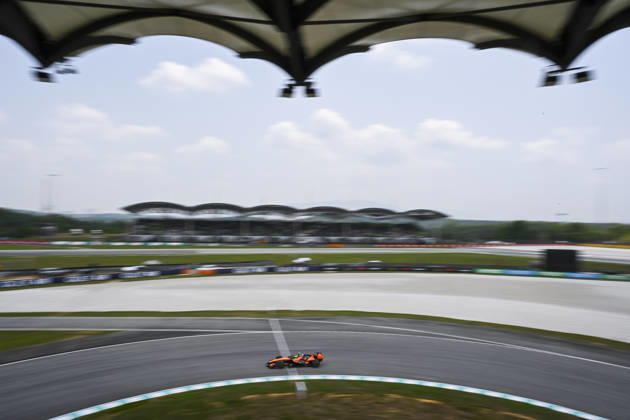 F1 - BAHRAIN GRAND PRIX IN MALAYSIA 2026 01 NORRIS Lando (gbr), McLaren F1 Team MCL40, action during the 2026 Formula 1 Bahrain Grand Prix in Malaysia, 16th round of the 2026 Formula One World Championship, WM, Weltmeisterschaft from October 2 to 4, 2026 on the Sepang International Circuit, in Sepang, Malaysia - SepangMalaysia  Copyright: xALBERTOxVIMERCATIx