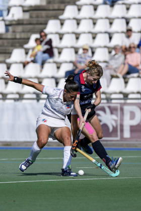 v.li.: Lucina von der Heyde (MHC, 2), Luzie Franz (BHC, 12), Zweikampf, Spielszene, Duell, duel, tackle, tackling, Dynamik, Action, Aktion, 03.10.2026, Mannheim (Deutschland), Hockey, 1. Bundesliga, Damen, Mannheimer HC - Berliner HC