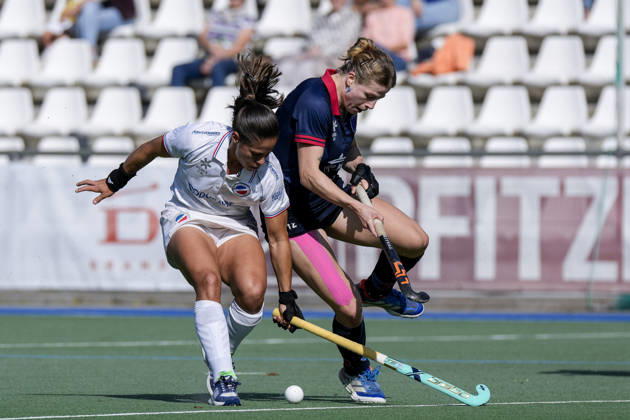 v.li.: Lucina von der Heyde (MHC, 2), Luzie Franz (BHC, 12), Zweikampf, Spielszene, Duell, duel, tackle, tackling, Dynamik, Action, Aktion, 03.10.2026, Mannheim (Deutschland), Hockey, 1. Bundesliga, Damen, Mannheimer HC - Berliner HC