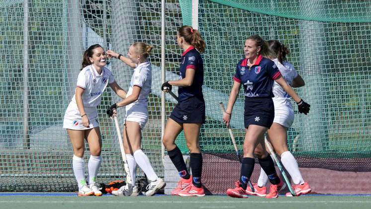 v.li.: Torschützin Fiona Felber (MHC, 6), Hannah Reichert (MHC, 22), Spielerinnen vom Mannheimer HC (MHC), jubeln über das Tor zum 1:0, Jubel, Torjubel, Torerfolg, celebrate the goal, goal, celebration, jubelt ueber das Tor, Freuen, Freude, freut sich, optimistisch, positiv, Spielszene, Highlight, Action, Aktion, 03.10.2026, Mannheim (Deutschland), Hockey, 1. Bundesliga, Damen, Mannheimer HC - Berliner HC