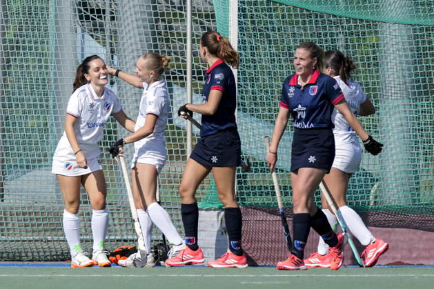 v.li.: Torschützin Fiona Felber (MHC, 6), Hannah Reichert (MHC, 22), Spielerinnen vom Mannheimer HC (MHC), jubeln über das Tor zum 1:0, Jubel, Torjubel, Torerfolg, celebrate the goal, goal, celebration, jubelt ueber das Tor, Freuen, Freude, freut sich, optimistisch, positiv, Spielszene, Highlight, Action, Aktion, 03.10.2026, Mannheim (Deutschland), Hockey, 1. Bundesliga, Damen, Mannheimer HC - Berliner HC