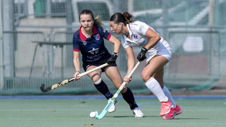 v.li.: Philine Drumm (BHC, 27), Juana Castellaro Morello (MHC, 28), Zweikampf, Spielszene, Duell, duel, tackle, tackling, Dynamik, Action, Aktion, 03.10.2026, Mannheim (Deutschland), Hockey, 1. Bundesliga, Damen, Mannheimer HC - Berliner HC