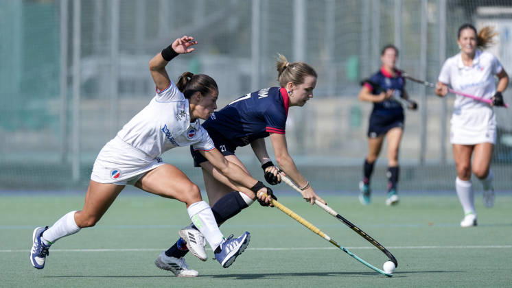 v.li.: Lucina von der Heyde (MHC, 2), Philine Drumm (BHC, 27), Zweikampf, Spielszene, Duell, duel, tackle, tackling, Dynamik, Action, Aktion, 03.10.2026, Mannheim (Deutschland), Hockey, 1. Bundesliga, Damen, Mannheimer HC - Berliner HC