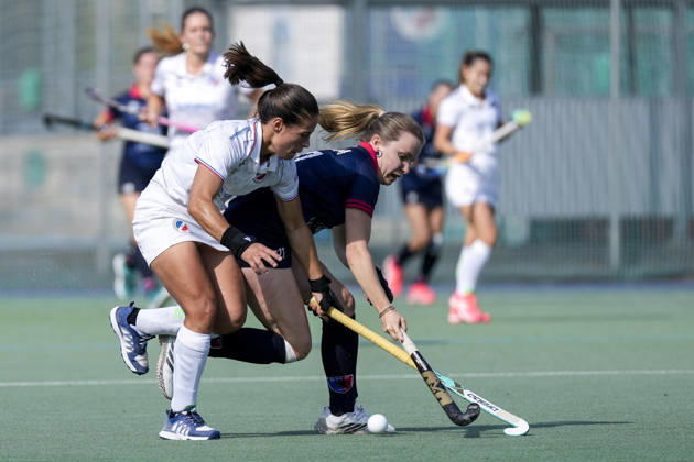 v.li.: Lucina von der Heyde (MHC, 2), Philine Drumm (BHC, 27), Zweikampf, Spielszene, Duell, duel, tackle, tackling, Dynamik, Action, Aktion, 03.10.2026, Mannheim (Deutschland), Hockey, 1. Bundesliga, Damen, Mannheimer HC - Berliner HC