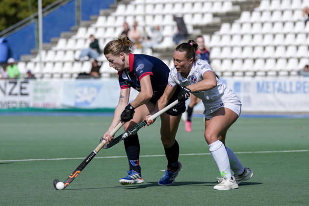 v.li.: Luzie Franz (BHC, 12), Agustina Habif (MHC, 5), Zweikampf, Spielszene, Duell, duel, tackle, tackling, Dynamik, Action, Aktion, 03.10.2026, Mannheim (Deutschland), Hockey, 1. Bundesliga, Damen, Mannheimer HC - Berliner HC
