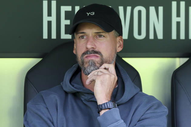 Trainer Sandro Wagner (Hannover 96) schaut enttaeuscht waehrend des Freundschaftsspiels zwischen Hannover 96 und dem SC Verl, Heinz von Heiden Arena am 03. October 2026 in Hannover, Deutschland. (Foto von Marco Steinbrenner DeFodi Images) +++ Trainer Sandro Wagner (Hannover 96) looks dejected during the Friendly match between Hannover 96 and SC Verl at Heinz von Heiden Arena on October 3, 2026 in Hannover, Germany. (Photo by Marco Steinbrenner DeFodi Images) (Photo by Marco Steinbrenner DeFodi Images) -