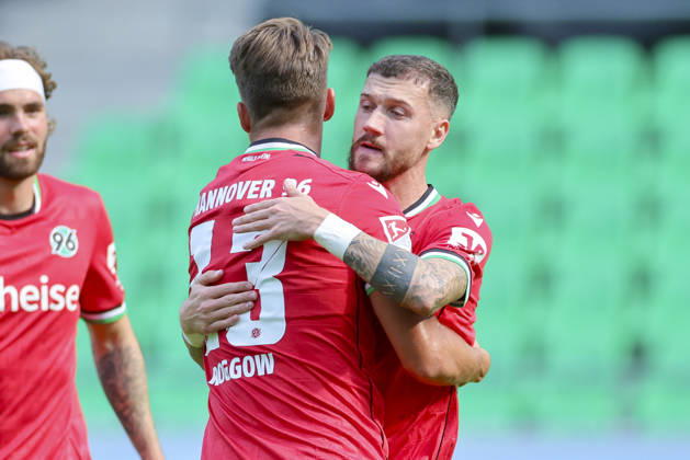 Marcel Hartel (Hannover 96) bejubelt seinen Treffer zum 1:0 mit Franz Roggow (Hannover 96) waehrend des Freundschaftsspiels zwischen Hannover 96 und dem SC Verl, Heinz von Heiden Arena am 03. October 2026 in Hannover, Deutschland. (Foto von Marco Steinbrenner DeFodi Images) +++ Marcel Hartel (Hannover 96) celebrates after scoring his teams first goal with Franz Roggow (Hannover 96) during the Friendly match between Hannover 96 and SC Verl at Heinz von Heiden Arena on October 3, 2026 in Hannover, Germany. (Photo by Marco Steinbrenner DeFodi Images) (Photo by Marco Steinbrenner DeFodi Images) -