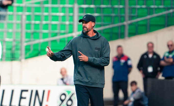 Deutschland: Fussball Testspiel Vereine 2026 2027, Freundschaftsspiel - Hannover 96 vs SC Verl - Heinz von Heiden Arena (Hannover): Geste, Gestik, Emotion Sandro Wagner (Trainer Hannover 96) Copyright: xAymanxAlahmedx