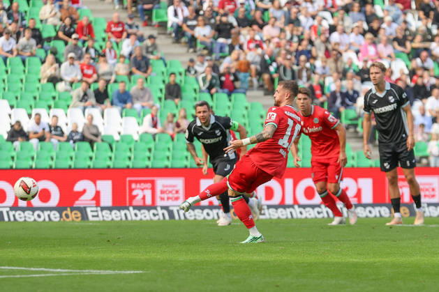 03.10.2026, xtgx, Fussball Testspiel, Hannover 96 - SC Verl, v.l. Marcel Hartel (Hannover) schiesst Tor, schießt, Torschuetze, erzielt Tor, Treffer, scores the goal 1:0 Elfmeter (DFL DFB REGULATIONS PROHIBIT ANY USE OF PHOTOGRAPHS as IMAGE SEQUENCES and or QUASI-VIDEO) Hannover