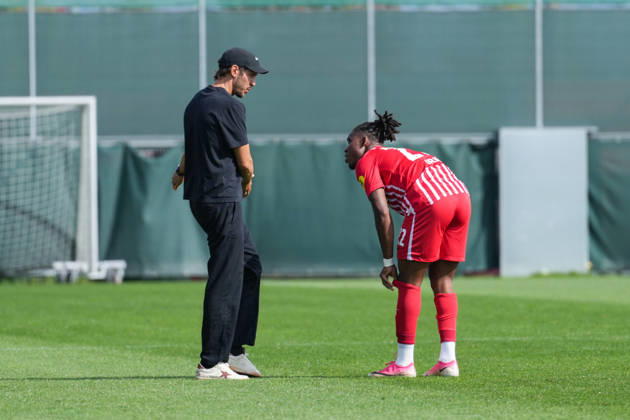 Testspiel: SC Freiburg vs FC Luzern, 03.10.2026 Julian Schuster (SC Freiburg, Trainer) der Cyriaque Irie (SC Freiburg, 22) Anweisungen vor dem Spiel gibt Testspiel: SC Freiburg vs FC Luzern, Europa-Park Stadion, 03.10.2026 DFB DFL REGULATIONS PROHIBIT ANY USE OF PHOTOGRAPHS AS IMAGE SEQUENCES AND OR QUASI-VIDEO. Copyright: xBEAUTIFULxSPORTS Boscox