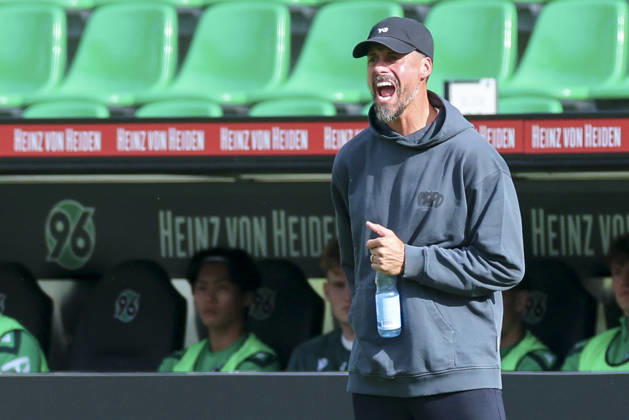 Trainer Sandro Wagner (Hannover 96) schaut enttaeuscht waehrend des Freundschaftsspiels zwischen Hannover 96 und dem SC Verl, Heinz von Heiden Arena am 03. October 2026 in Hannover, Deutschland. (Foto von Marco Steinbrenner DeFodi Images) +++ Trainer Sandro Wagner (Hannover 96) looks dejected during the Friendly match between Hannover 96 and SC Verl at Heinz von Heiden Arena on October 3, 2026 in Hannover, Germany. (Photo by Marco Steinbrenner DeFodi Images) (Photo by Marco Steinbrenner DeFodi Images) -