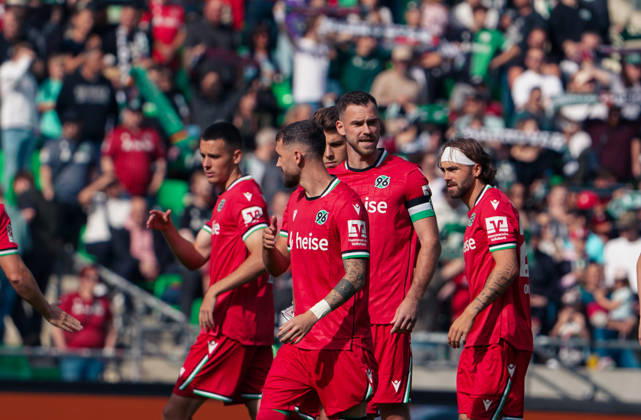 Deutschland: Fussball Testspiel Vereine 2026 2027, Freundschaftsspiel - Hannover 96 vs SC Verl - Heinz von Heiden Arena (Hannover): Geste, Gestik, Emotion Boris Tomiak (Hannover 96, 3) Marcel Hartel (Hannover 96, 10) Kolja Oudenne (Hannover 96, 29) Bastian Allgeier (Hannover 96, 17) Hannover Copyright: xAymanxAlahmedx