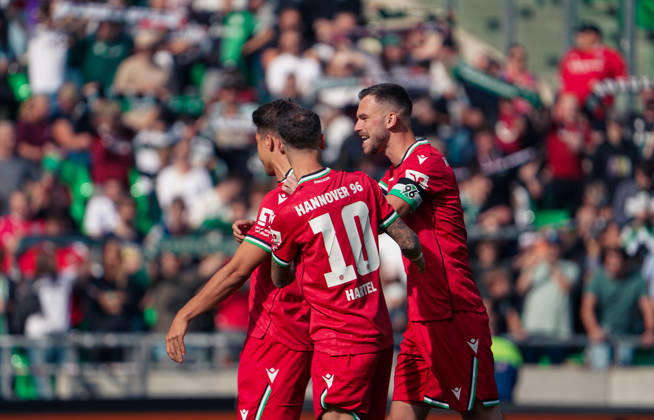 Deutschland: Fussball Testspiel Vereine 2026 2027, Freundschaftsspiel - Hannover 96 vs SC Verl - Heinz von Heiden Arena (Hannover): Tor und Torjubel zum Marcel Hartel (Hannover 96, 10) Franz Roggow (Hannover 96, 13) Boris Tomiak (Hannover 96, 3) Hannover Copyright: xAymanxAlahmedx
