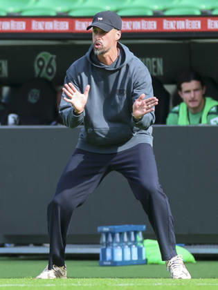 Trainer Sandro Wagner (Hannover 96) gestikuliert waehrend des Freundschaftsspiels zwischen Hannover 96 und dem SC Verl, Heinz von Heiden Arena am 03. October 2026 in Hannover, Deutschland. (Foto von Marco Steinbrenner DeFodi Images) +++ Trainer Sandro Wagner (Hannover 96) gestures during the Friendly match between Hannover 96 and SC Verl at Heinz von Heiden Arena on October 3, 2026 in Hannover, Germany. (Photo by Marco Steinbrenner DeFodi Images) (Photo by Marco Steinbrenner DeFodi Images) -