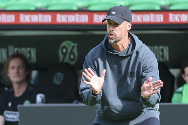 Trainer Sandro Wagner (Hannover 96) gestikuliert waehrend des Freundschaftsspiels zwischen Hannover 96 und dem SC Verl, Heinz von Heiden Arena am 03. October 2026 in Hannover, Deutschland. (Foto von Marco Steinbrenner DeFodi Images) +++ Trainer Sandro Wagner (Hannover 96) gestures during the Friendly match between Hannover 96 and SC Verl at Heinz von Heiden Arena on October 3, 2026 in Hannover, Germany. (Photo by Marco Steinbrenner DeFodi Images) (Photo by Marco Steinbrenner DeFodi Images) -