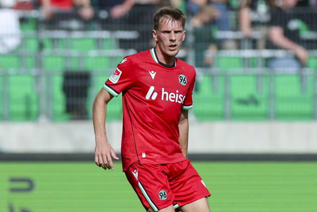 Emir Sahiti (Hannover 96) schaut waehrend des Freundschaftsspiels zwischen Hannover 96 und dem SC Verl, Heinz von Heiden Arena am 03. October 2026 in Hannover, Deutschland. (Foto von Marco Steinbrenner DeFodi Images) +++ Emir Sahiti (Hannover 96) looks on during the Friendly match between Hannover 96 and SC Verl at Heinz von Heiden Arena on October 3, 2026 in Hannover, Germany. (Photo by Marco Steinbrenner DeFodi Images) (Photo by Marco Steinbrenner DeFodi Images) -