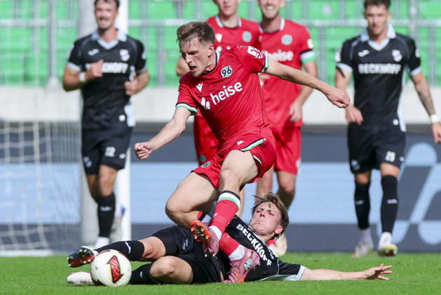 Emir Sahiti (Hannover 96) und Fabian Wessig (SC Verl) kaempfen um den Ball waehrend des Freundschaftsspiels zwischen Hannover 96 und dem SC Verl, Heinz von Heiden Arena am 03. October 2026 in Hannover, Deutschland. (Foto von Marco Steinbrenner DeFodi Images) +++ Emir Sahiti (Hannover 96) und Fabian Wessig (SC Verl) battle for the ball during the Friendly match between Hannover 96 and SC Verl at Heinz von Heiden Arena on October 3, 2026 in Hannover, Germany. (Photo by Marco Steinbrenner DeFodi Images) (Photo by Marco Steinbrenner DeFodi Images) -
