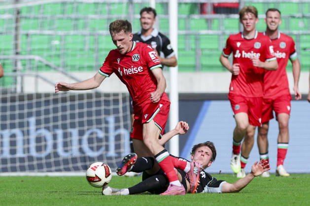 Emir Sahiti (Hannover 96) und Fabian Wessig (SC Verl) kaempfen um den Ball waehrend des Freundschaftsspiels zwischen Hannover 96 und dem SC Verl, Heinz von Heiden Arena am 03. October 2026 in Hannover, Deutschland. (Foto von Marco Steinbrenner DeFodi Images) +++ Emir Sahiti (Hannover 96) und Fabian Wessig (SC Verl) battle for the ball during the Friendly match between Hannover 96 and SC Verl at Heinz von Heiden Arena on October 3, 2026 in Hannover, Germany. (Photo by Marco Steinbrenner DeFodi Images) (Photo by Marco Steinbrenner DeFodi Images) -